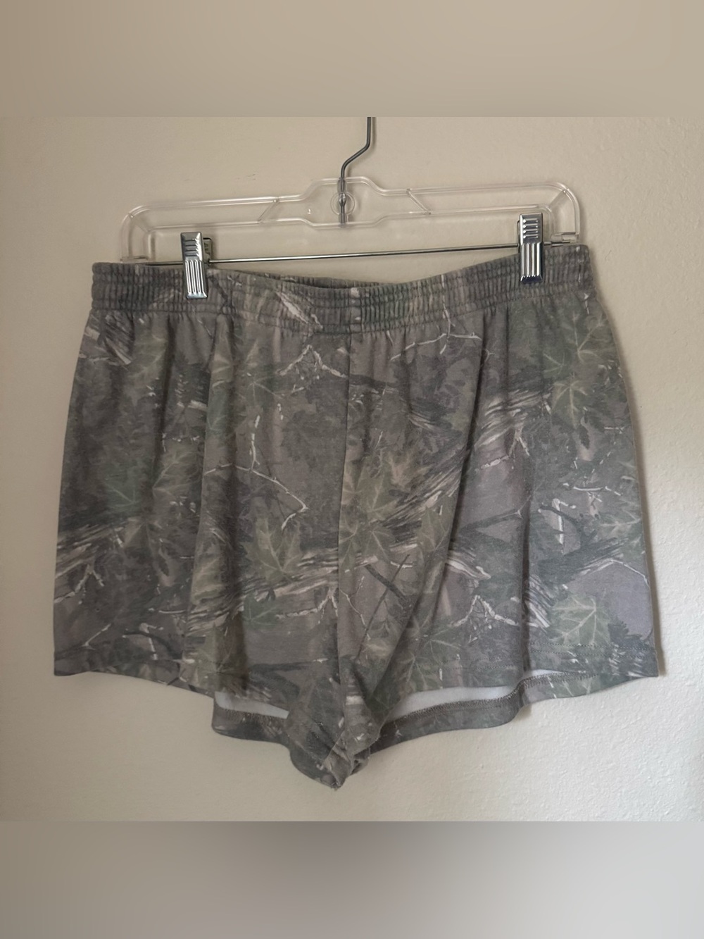 Pacsun Camouflage Print Elastic Waist Sweat Shorts - Gray/Green | Size Large